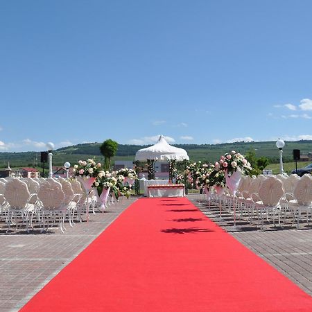 Grand Hotel Italia Cluj-Napoca Exterior foto Wedding ceremony at the airport