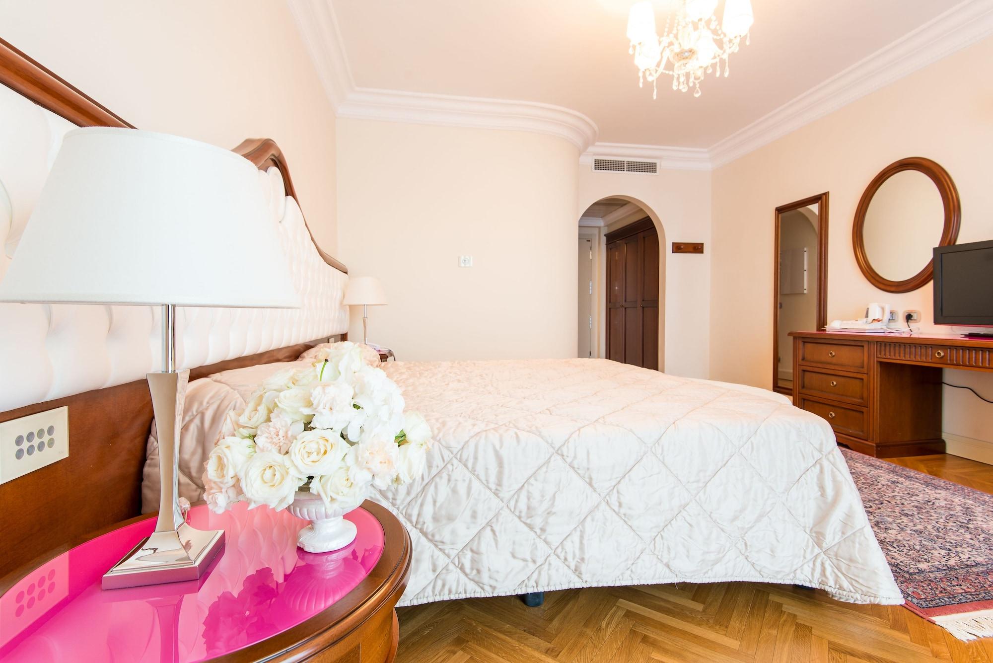 Grand Hotel Italia Cluj-Napoca Exterior foto A bedroom at the hotel