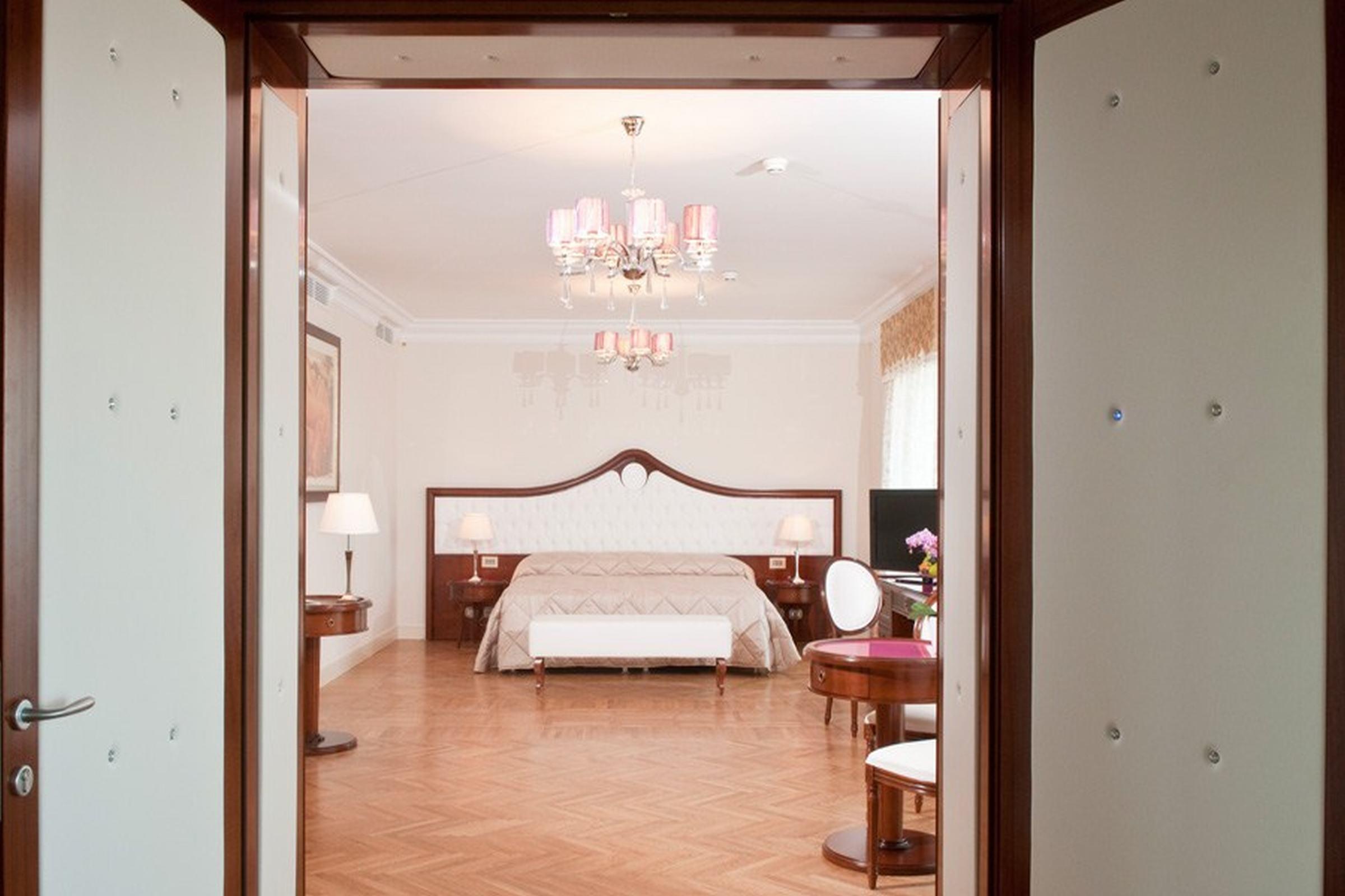 Grand Hotel Italia Cluj-Napoca Exterior foto A bedroom at the hotel