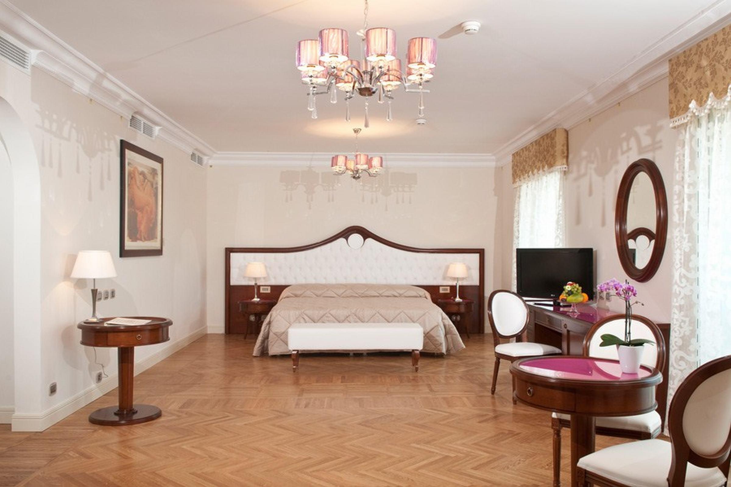 Grand Hotel Italia Cluj-Napoca Exterior foto A bedroom in the hotel