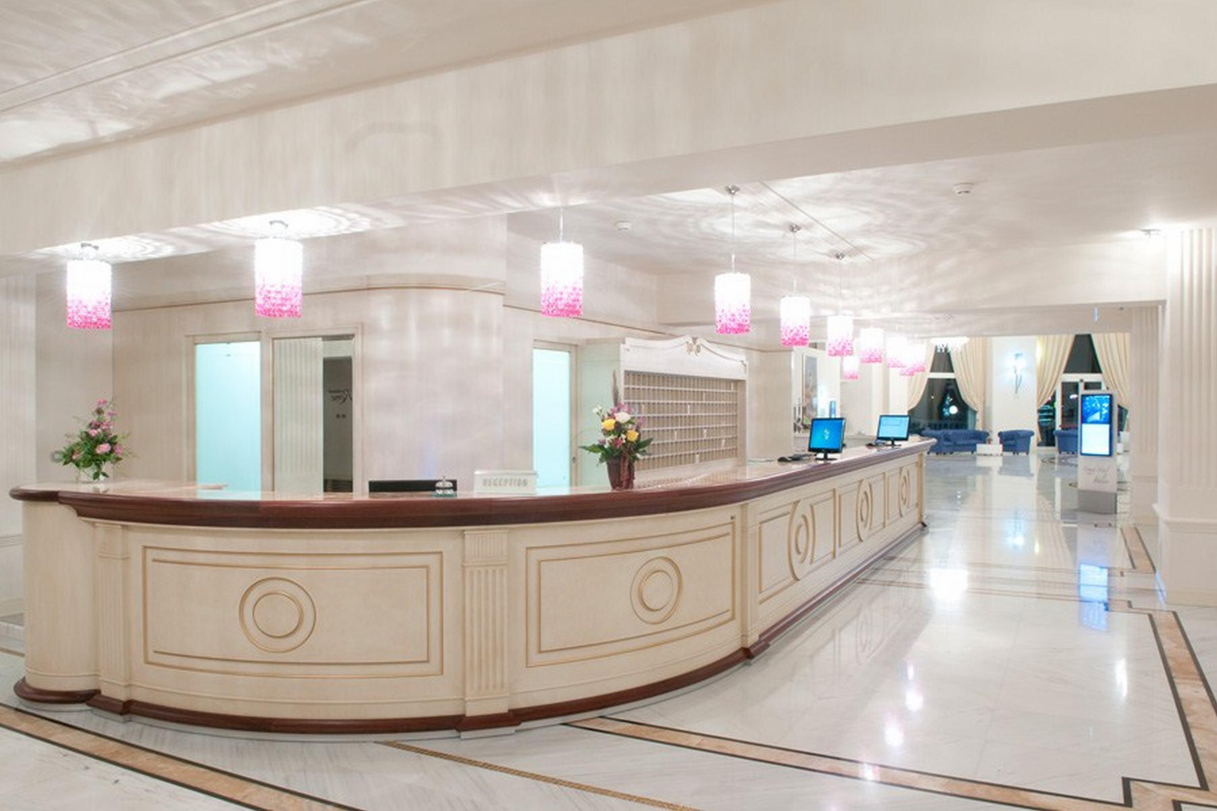 Grand Hotel Italia Cluj-Napoca Exterior foto Reception desk at a hotel