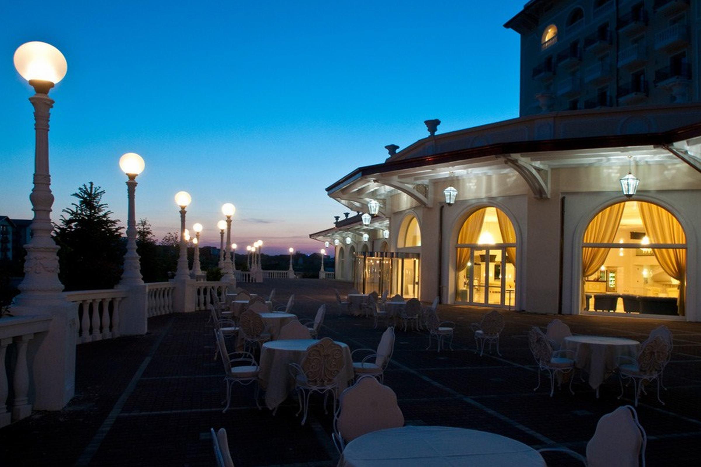 Grand Hotel Italia Cluj-Napoca Exterior foto The Terrace at the Grand Hotel