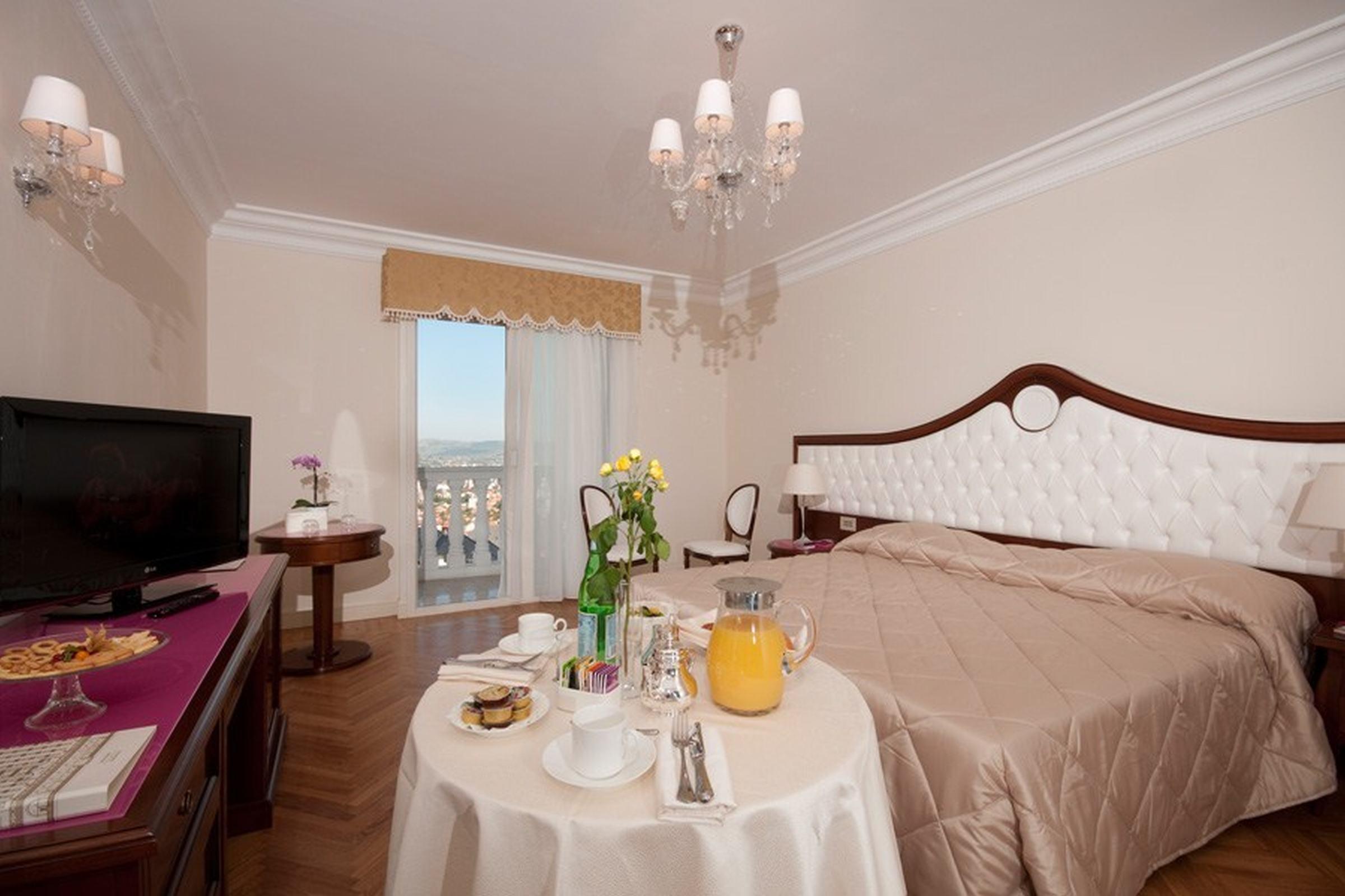 Grand Hotel Italia Cluj-Napoca Exterior foto A room at the hotel