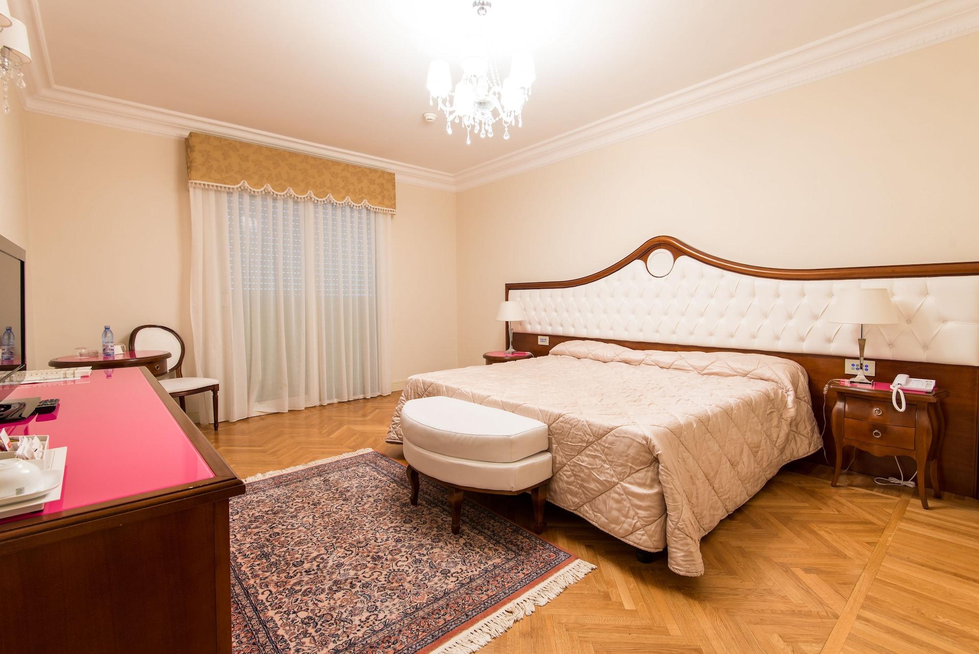 Grand Hotel Italia Cluj-Napoca Exterior foto A bedroom
