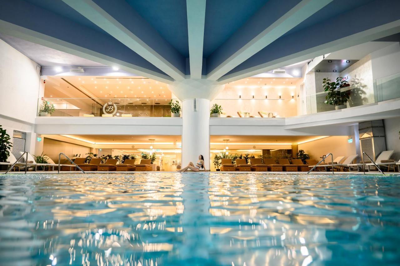 Grand Hotel Italia Cluj-Napoca Exterior foto The swimming pool at the hotel