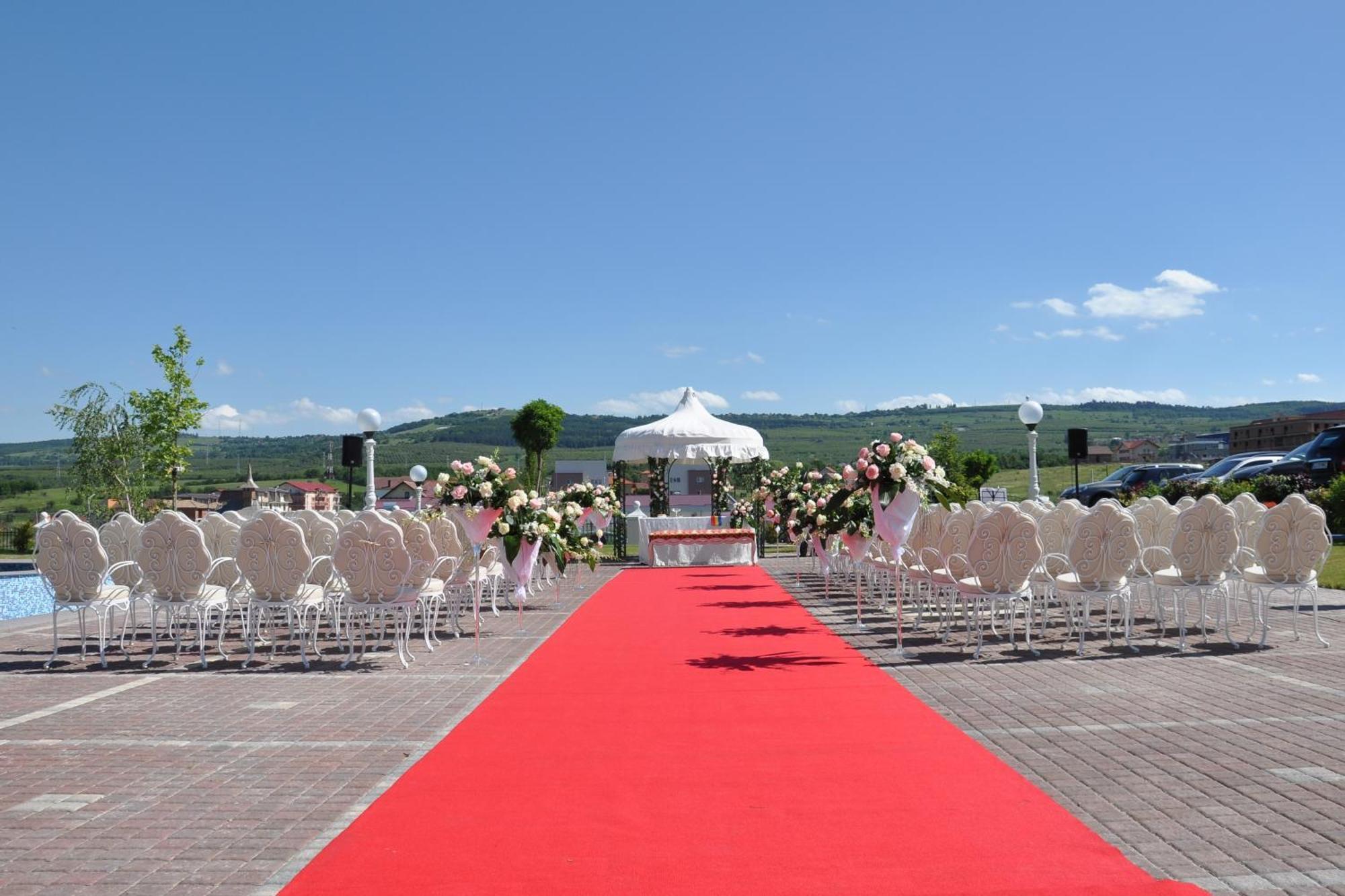Grand Hotel Italia Cluj-Napoca Exterior foto Wedding ceremony at the airport