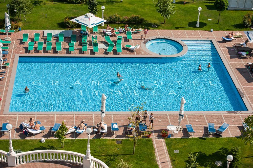 Grand Hotel Italia Cluj-Napoca Exterior foto The swimming pool at the hotel