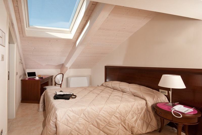 Grand Hotel Italia Cluj-Napoca Exterior foto A bedroom with a skylight
