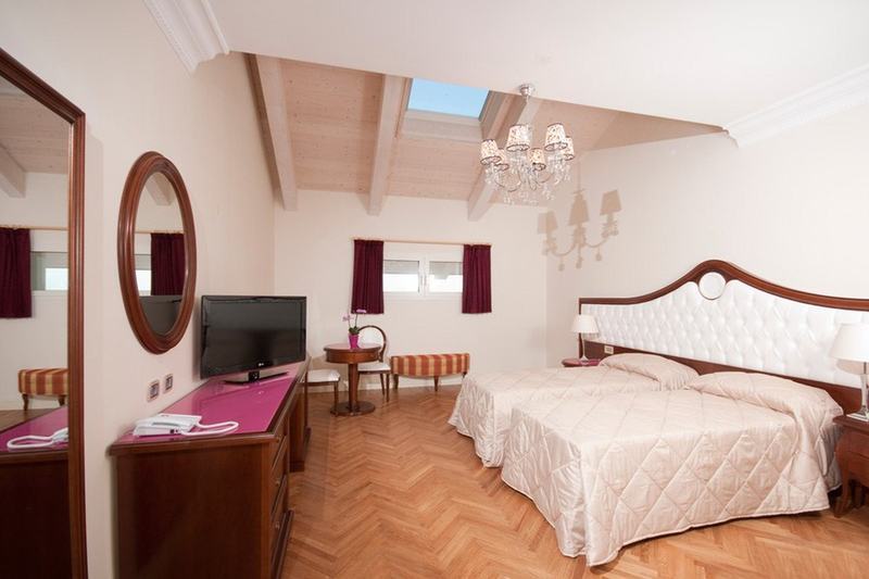 Grand Hotel Italia Cluj-Napoca Exterior foto A room at the hotel