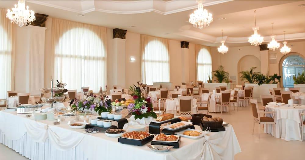 Grand Hotel Italia Cluj-Napoca Exterior foto A buffet at a wedding reception